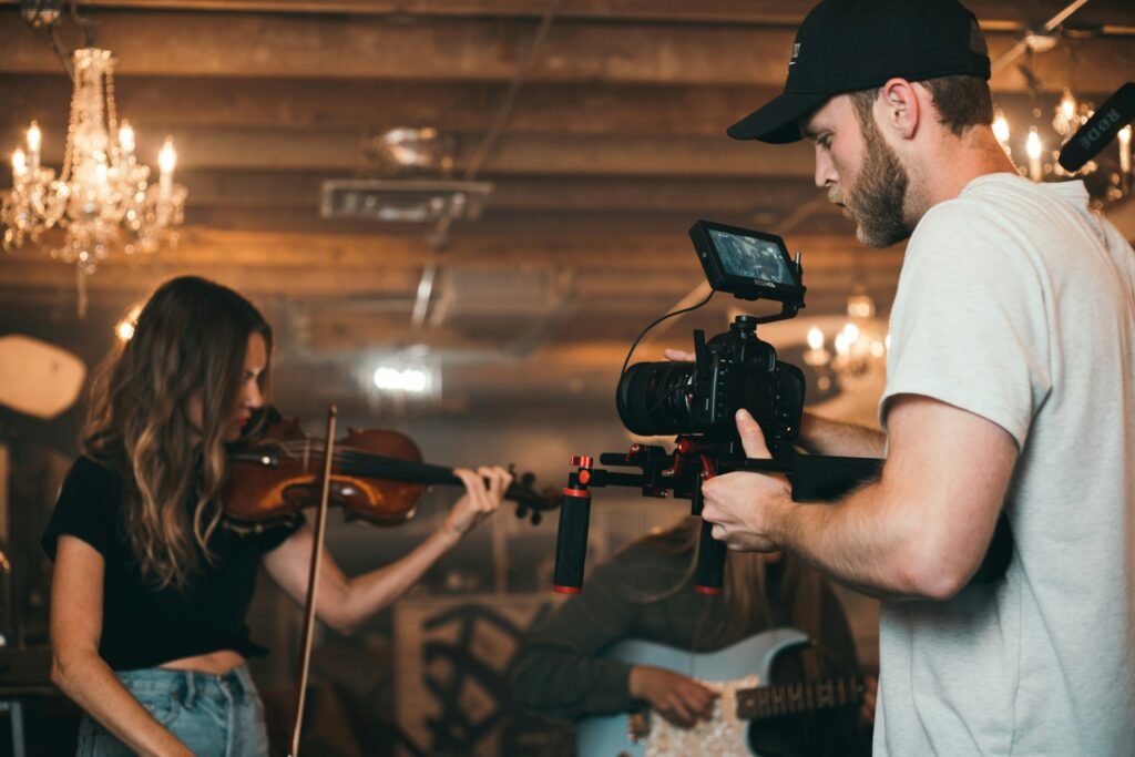 Videograf koristi mirrorless kameru montiranu na stabilizator, prikazuje profesionalnu video opremu i mobilnost.