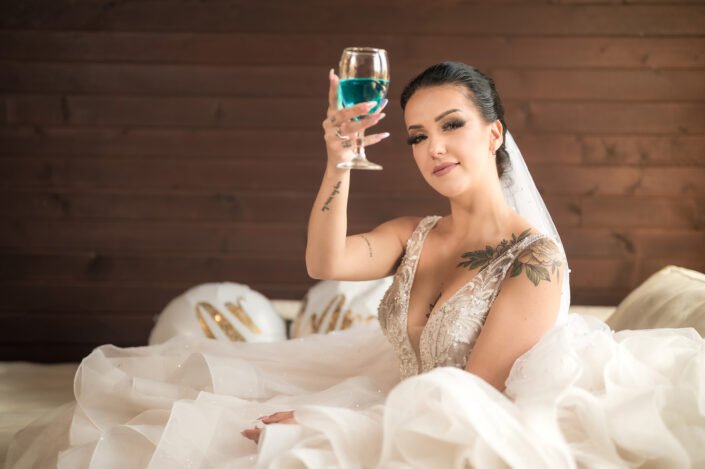 mladenka s čašom napitka pripreme vjenčanje zagreb
