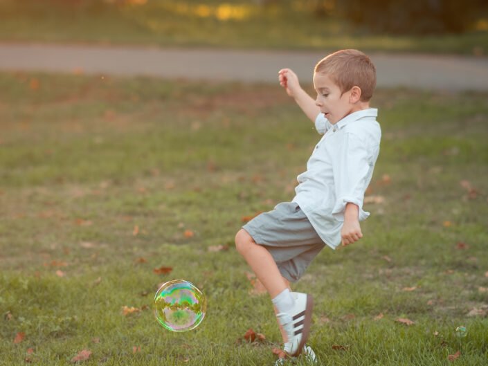 djete puca balon sapunice, prirodno svjetlo